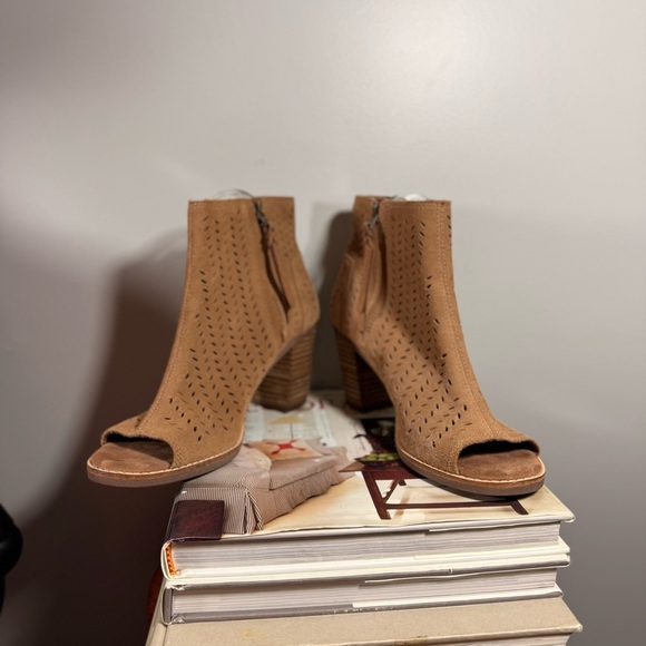 Toms Size 8.5 Tan Women’s Majorca Perforated Suede Heeled Open Toe Booties - Picture 3 of 15